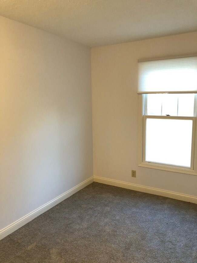 Building Photo - 3 Bedroom 2 Bath Townhome Available Now!