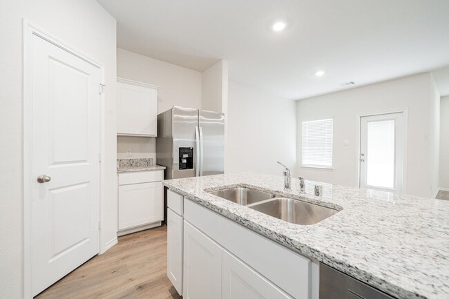 Building Photo - 2110 Thornton Dr