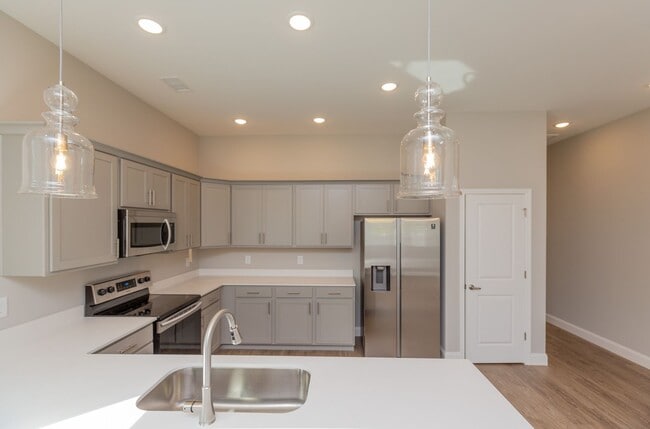 Building Photo - Modern 4 Bedroom Home in Red Bank