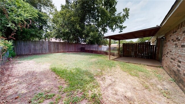 Building Photo - 809 Llano Pl