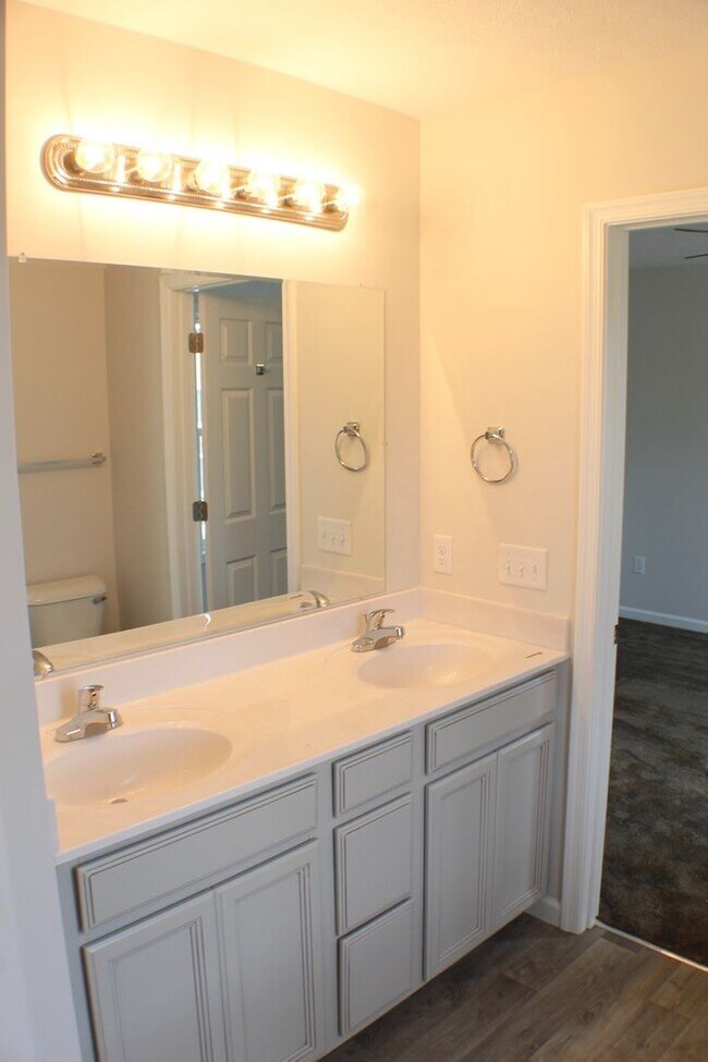 Building Photo - Spacious 3-Bedroom Townhome for Rent – Steps from Sentara RMH!