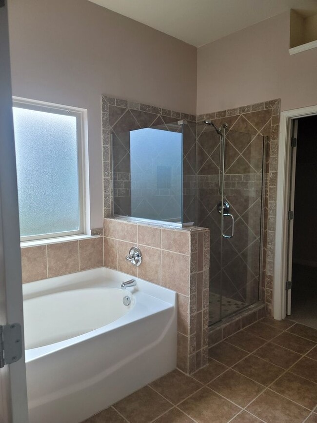 Building Photo - Breathtaking 4 Bedroom Home in Highgrove a...