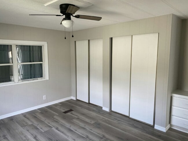 Building Photo - 1250 Lakeview Dr