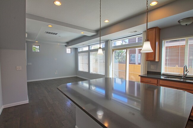 Building Photo - 5 bed 3.5 bath home in the Meadows