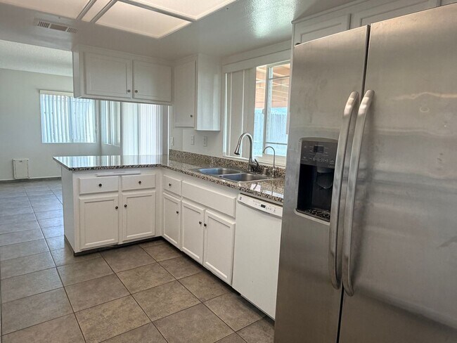 Building Photo - 3+2.5 Two Story in Tehachapi City