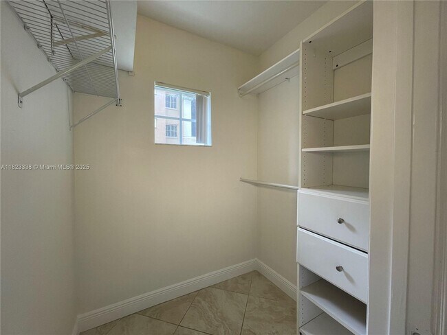 Building Photo - 2586 Centergate Dr