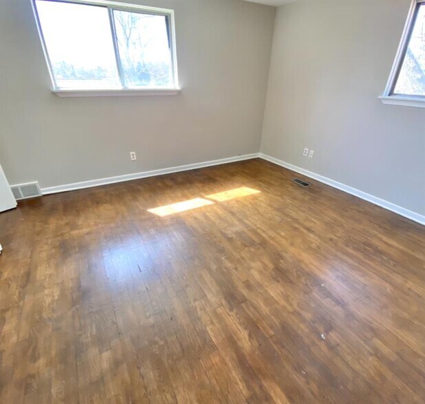 Building Photo - 1632 Greencrest Ave