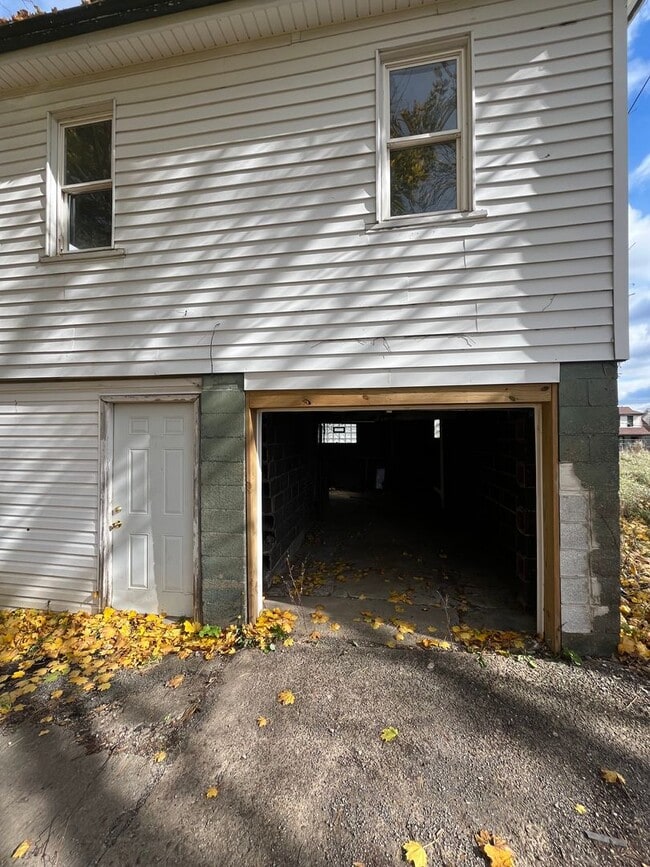 Building Photo - Two Bedroom Garage Apartment