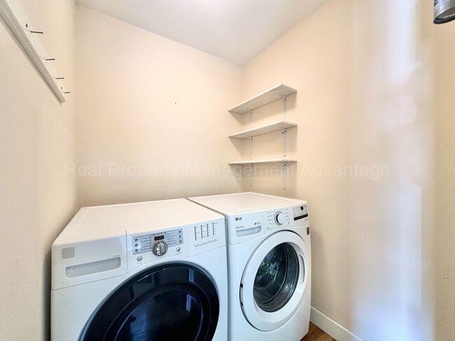 Building Photo - Craftsman Style, Modern Amenities Steps from Main St.