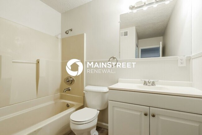 Building Photo - 5 Bedroom Pet-Friendly Home in Louisville, KY with Main Street Renewal
