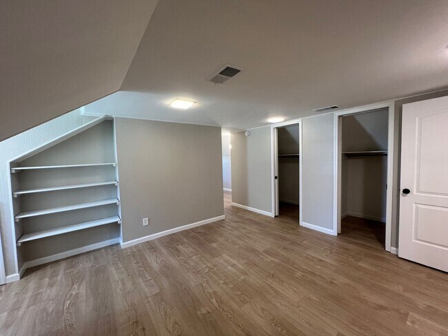 Building Photo - 9240-9250 Lockhart Rd