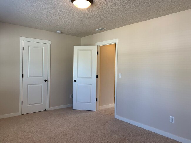 Building Photo - Beautiful 4BR in Camas! Modern Finishes! Close to Shopping & I-5! Schedule a tour today!