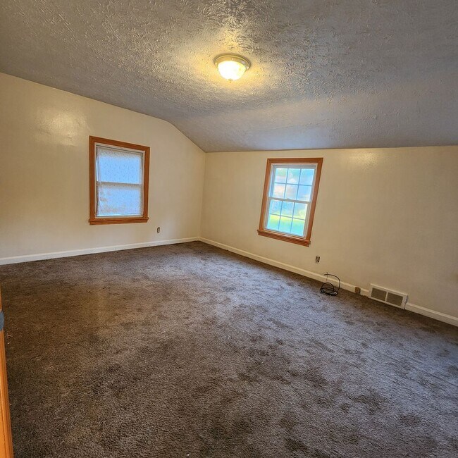 Building Photo - Spacious 3 Bedroom 1.5 Bath Single Family Home Available Soon