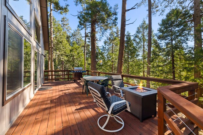 Building Photo - Fully Furnished 3 Bedroom Retreat in the Pines – Flexible 3–12 Month Lease