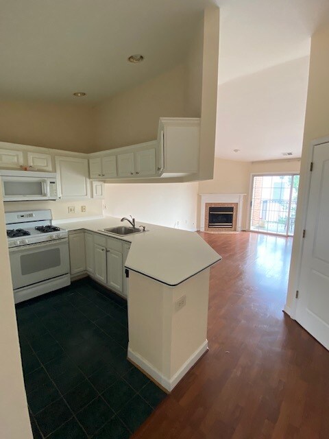Building Photo - 6924 Fairfax Dr