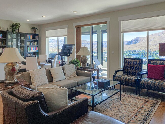 Building Photo - 3 Bedroom, 2 Bath with Spectacular Views o...