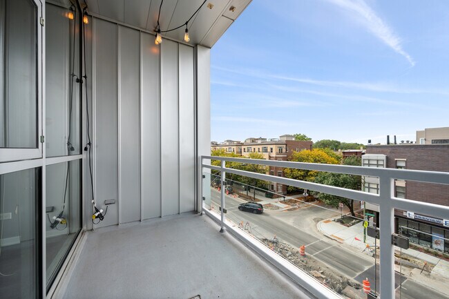 Building Photo - 1550 W Cornelia Ave