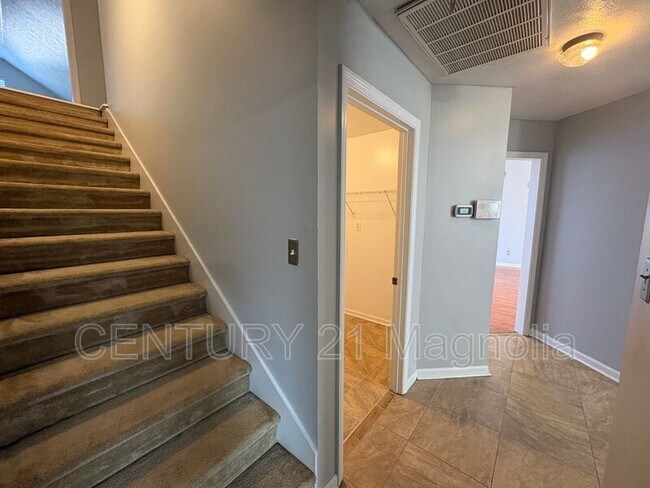 Building Photo - 2026 Lake Forest Dr