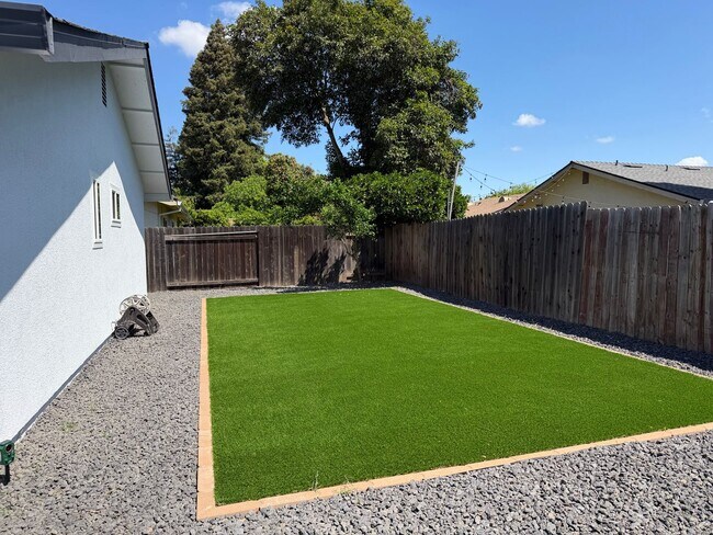 Building Photo - Absolutely gorgeous 3 bedroom 2 bath house