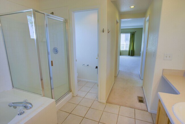 Building Photo - Spacious 4-Bedroom Home in Prime Littleton...
