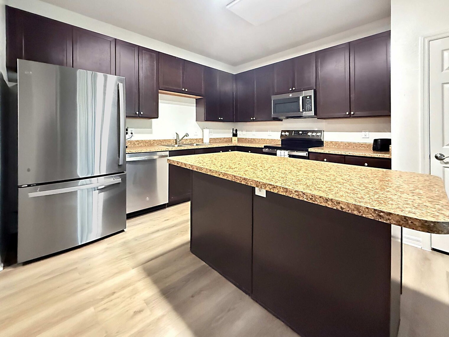 Building Photo - 1890 Sweetbroom Cir