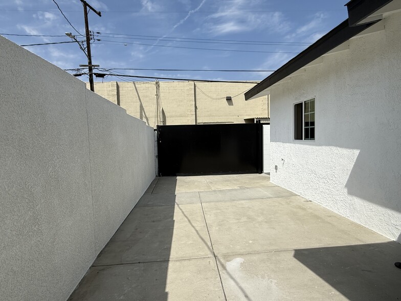 Building Photo - 9452 Rose Ave