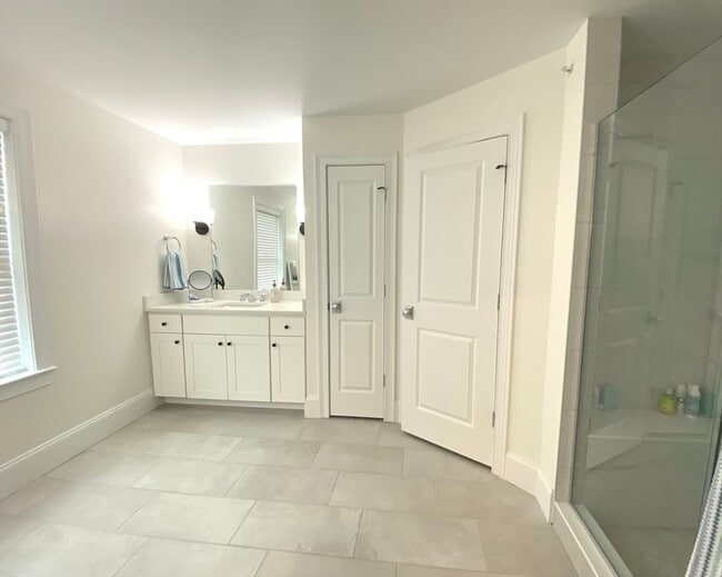 Building Photo - 23 Lily Pond Ln