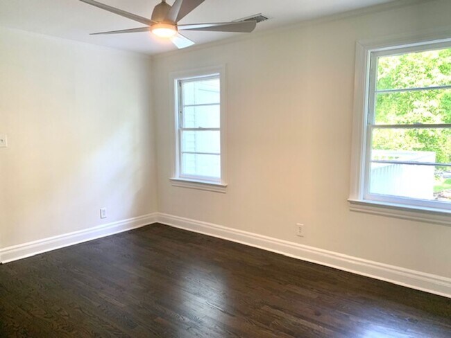 Building Photo - 4 Bedroom, 3 Bath Home w/  1 Car Garage