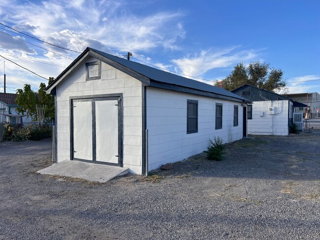 Building Photo - Cute 1 bedroom Fernley home with garage!