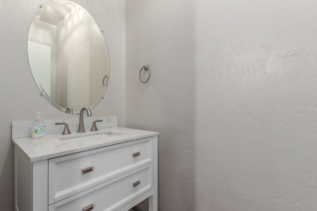 Building Photo - 3012 S 101st Dr