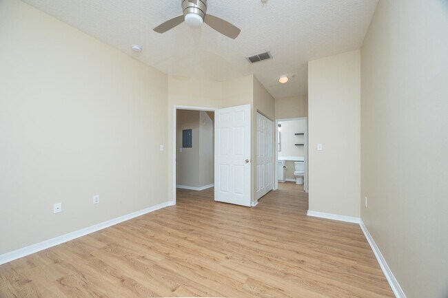 Building Photo - 550 Florida Club Blvd