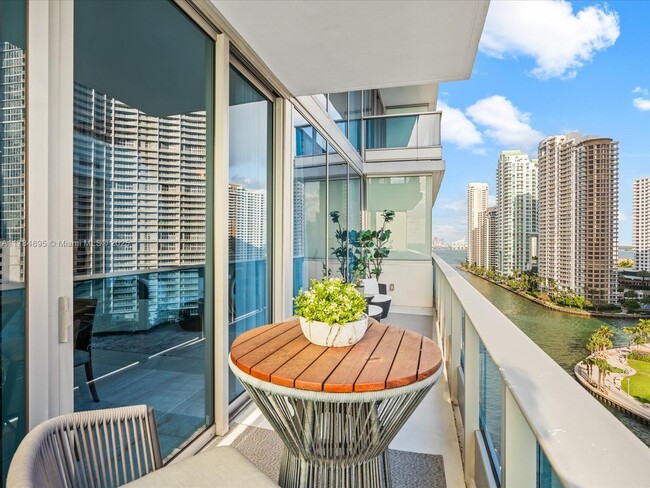 Building Photo - 200 Biscayne Blvd Way