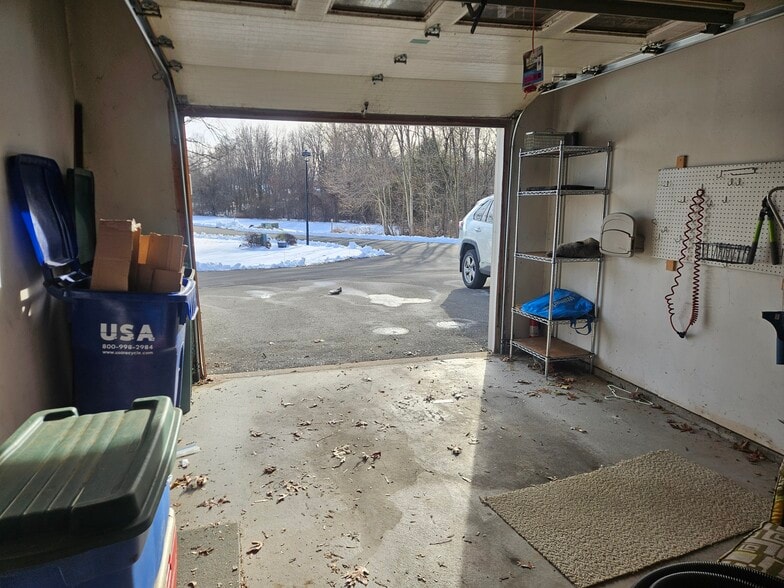 1 Car Garage - 359 Main St