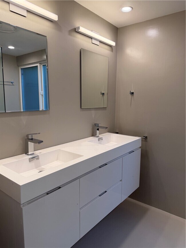 Building Photo - 15999 Via De Las Palmas