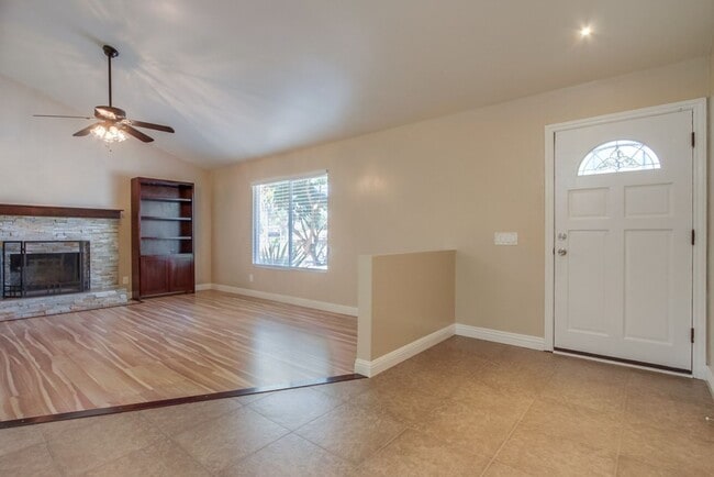 Building Photo - Beautiful 3 Bedroom + Den Home in the Foot...