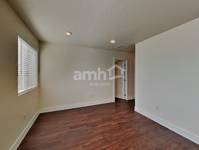 Building Photo - 979 N Nichole Ave