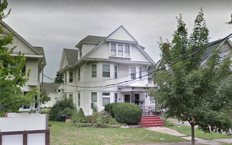 Front Building 1 - 906 West Ave