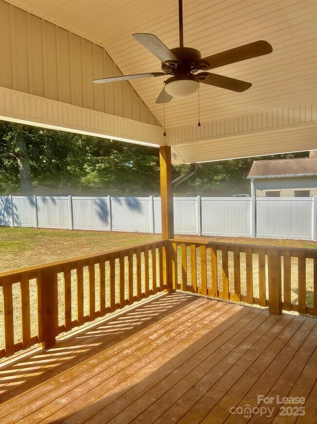 Building Photo - 725 Brookside Dr