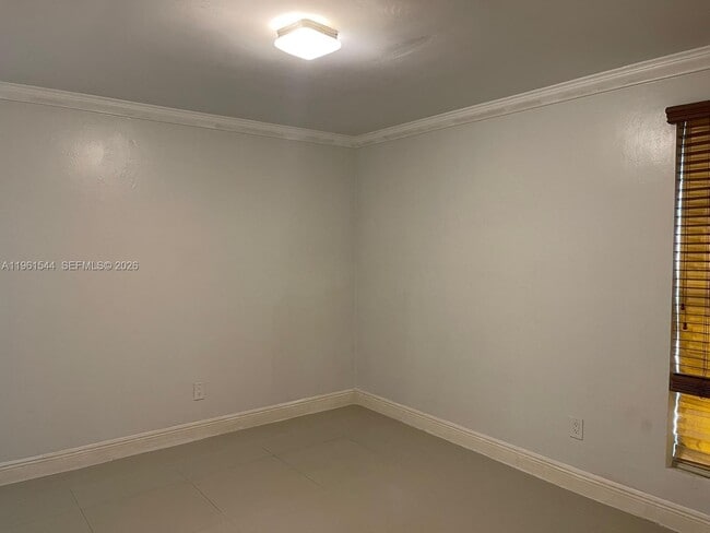 Building Photo - 10367 N Kendall Dr