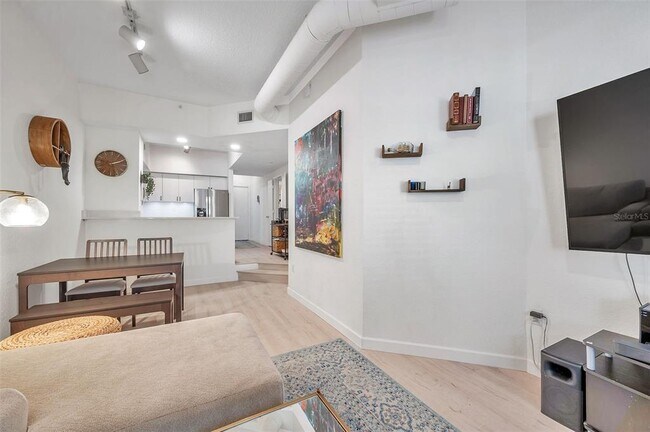 Building Photo - 520 S Armenia Ave