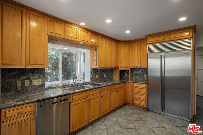Building Photo - 9149 Hillsboro Dr
