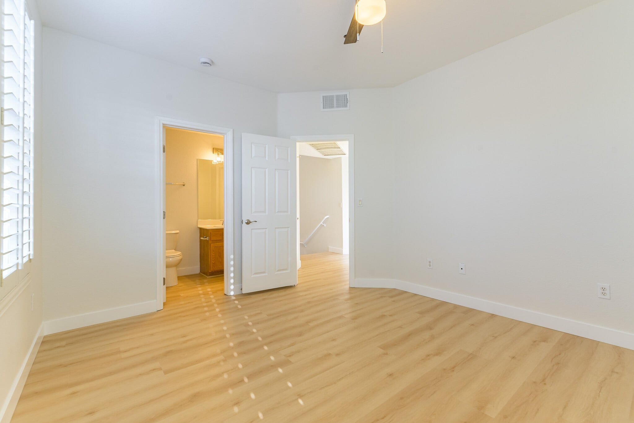 Building Photo - 5855 Valley Dr