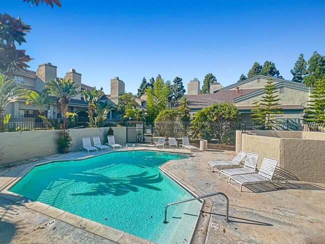 Building Photo - 3312 Caminito Eastbluff