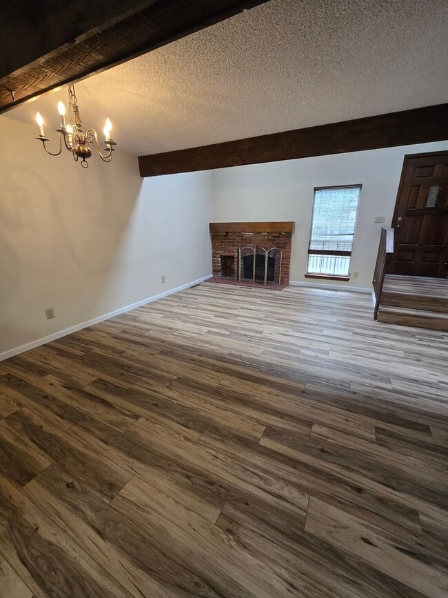 Building Photo - Stunning Townhome with Prime Location and ...