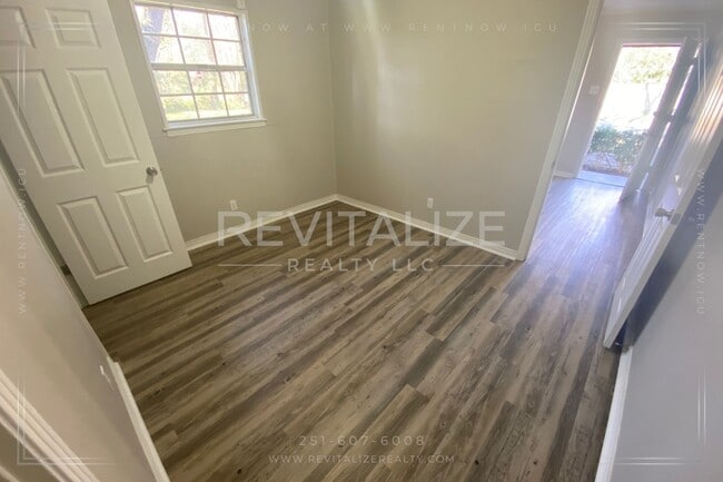 Building Photo - HALF-DEPOSIT SPECIAL! Renovated 1 Bedroom 1 Bath DUPLEX!