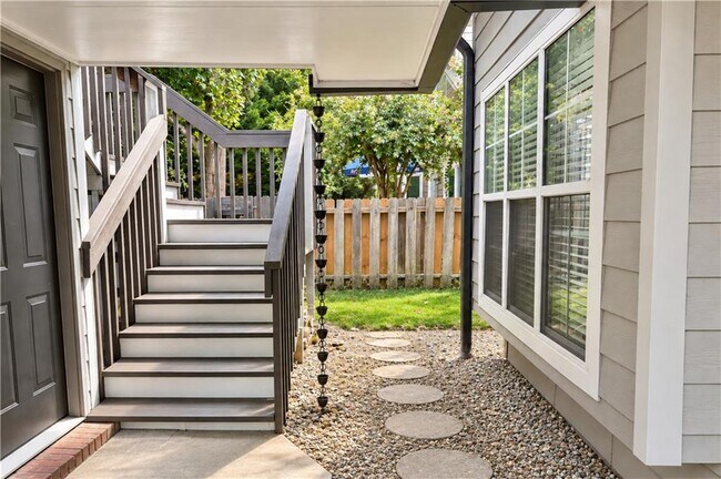 Building Photo - 10950 Pinehigh Dr