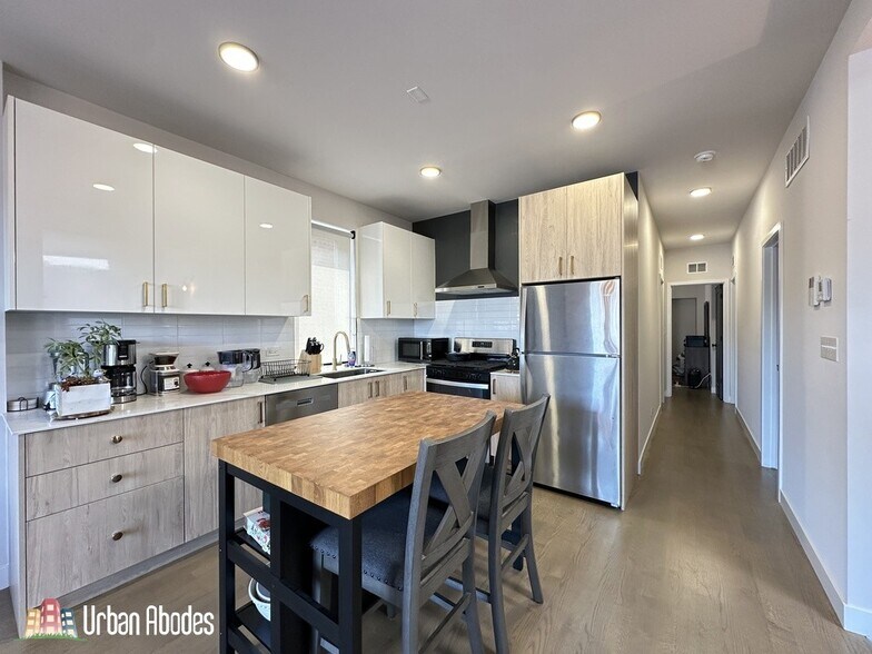 Building Photo - 908 N California Ave