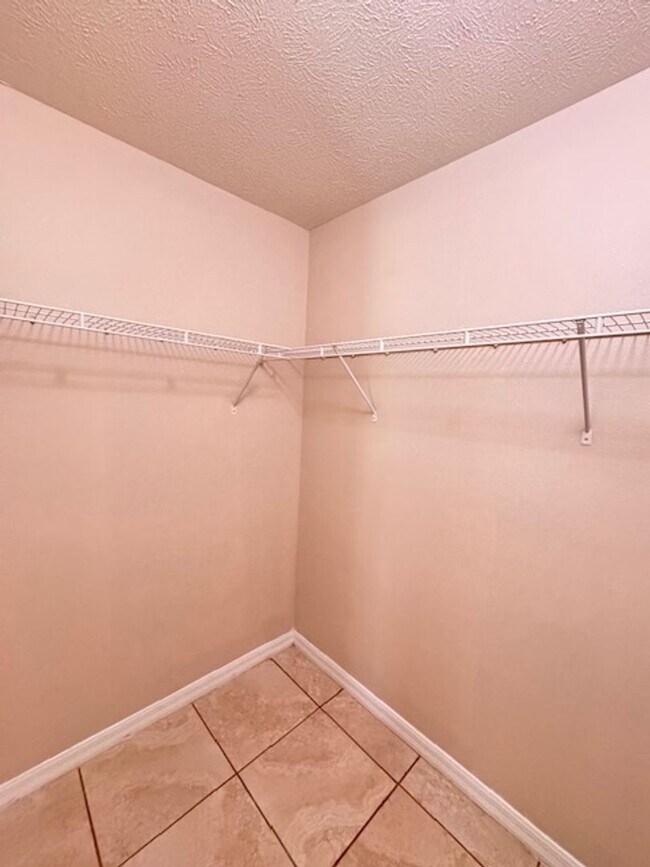 Building Photo - Price Temporary Price Drop!!! Great SE Oca...