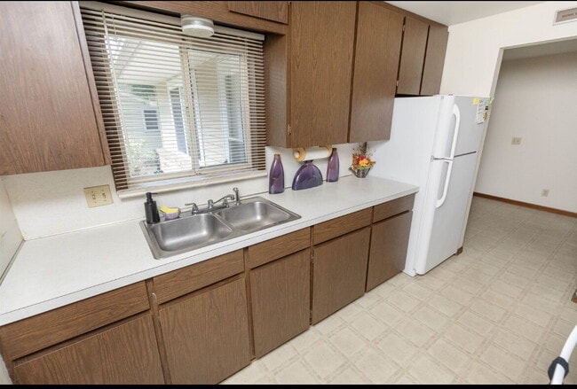 Building Photo - 2 Bedroom Duplex with Attached Garage $105...
