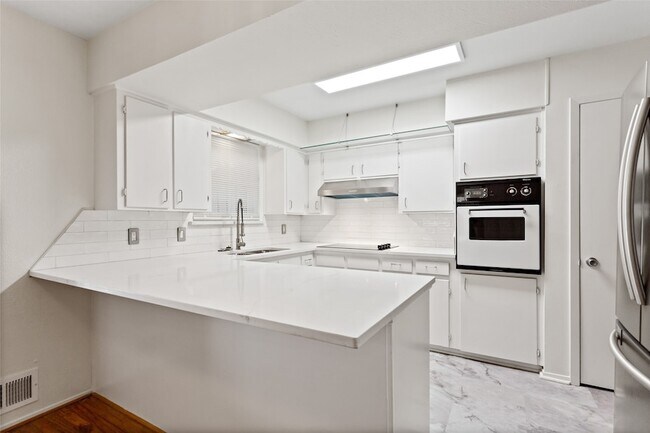 Building Photo - 7475 Brentcove Cir